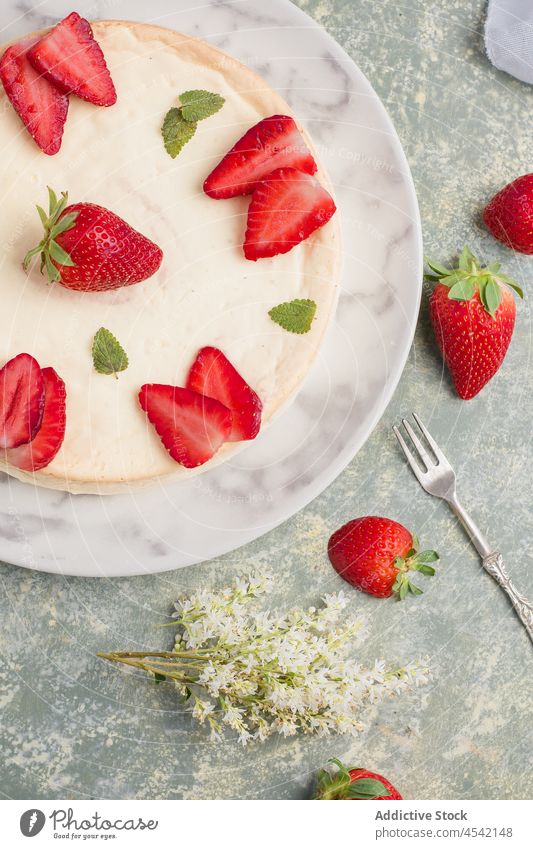 Leckerer Käsekuchen mit Erdbeeren auf dem Teller Dessert süß Dekor Minze gebacken Geschmack kulinarisch selbstgemacht lecker Beeren geschmackvoll appetitlich