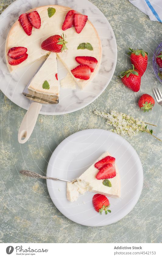 Köstlich geschnittener Käsekuchen mit Erdbeeren Dessert süß Dekor gebacken kulinarisch selbstgemacht Scheibe dienen Geschmack Minze Teller lecker Beeren