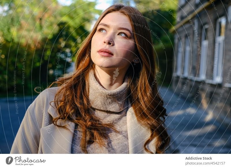 Charmante Frau in der Nähe eines alten Gebäudes schäbig Stil Straße Outfit Mode Stadt feminin Bekleidung Mantel Struktur Vorschein Zeitgenosse jung elegant Dame