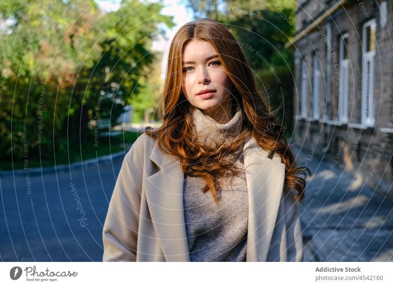 Charmante Frau in der Nähe eines alten Gebäudes schäbig Stil Straße Outfit Mode Stadt feminin Bekleidung Mantel Struktur Vorschein Zeitgenosse jung elegant Dame