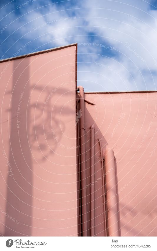 Lebenslinien Kabel Hauswand Menschenleer Fassade Außenaufnahme Gebäude Wand Tag Mauer Rohre Versorgung Griechenland Bauwerk Textfreiraum oben Textfreiraum unten