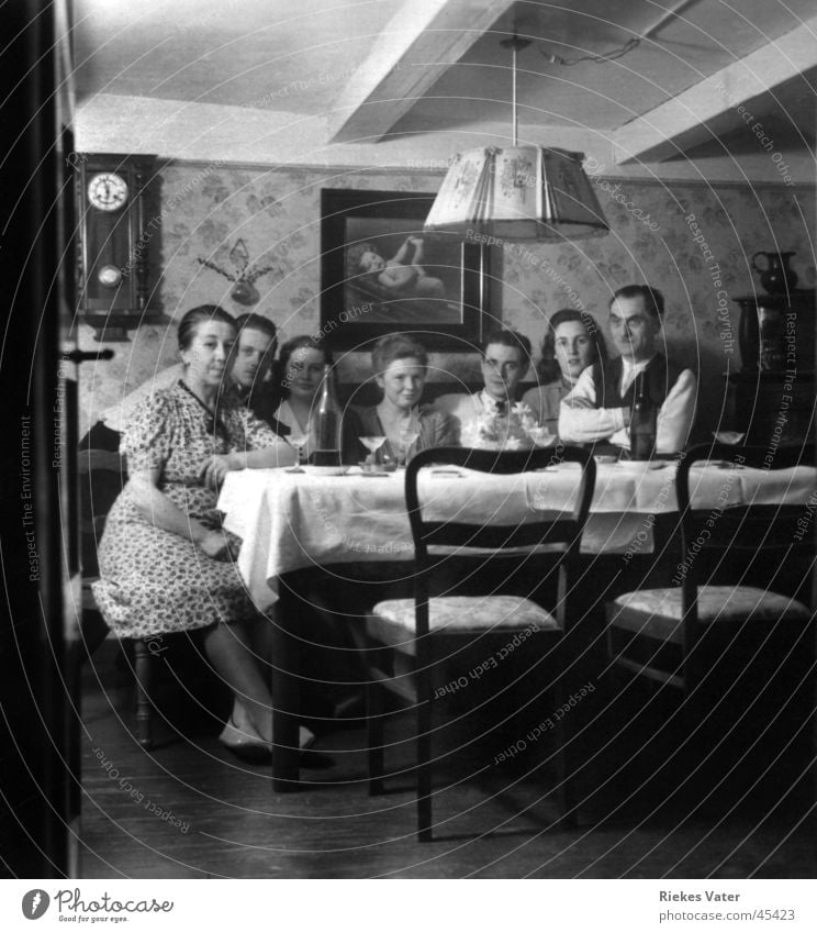 Blick ins Wohnzimmer Mann Frau Party Familie & Verwandtschaft Freundschaft Körperhaltung Menschengruppe Club Feste & Feiern 1945 Vierziger Jahre Schwarzweißfoto