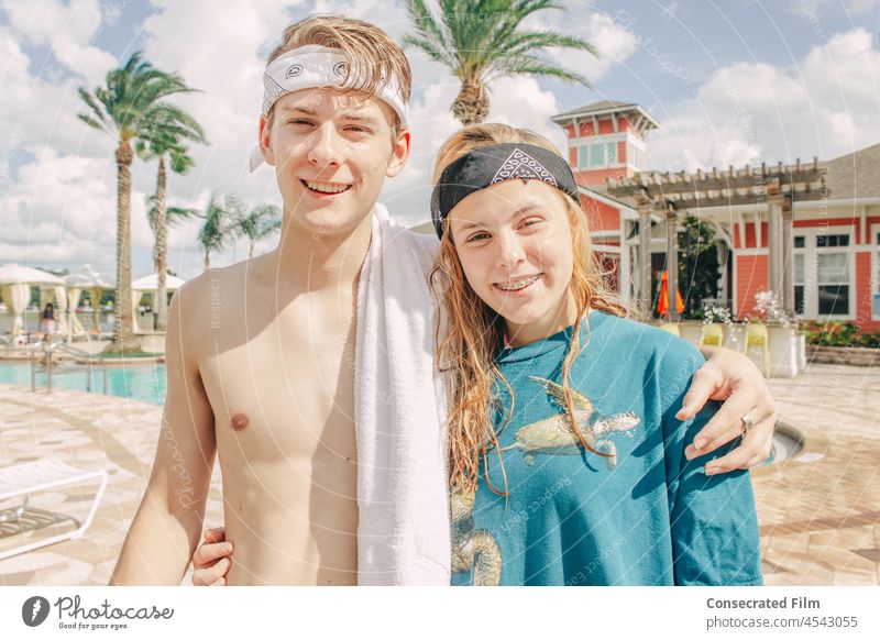 Junge und Mädchen mit Kopftüchern Seite umarmt am Pool mit Palmen altehrwürdig Boho Menschen schön Strand Beautyfotografie Sommer Freude Familie Kopftuch