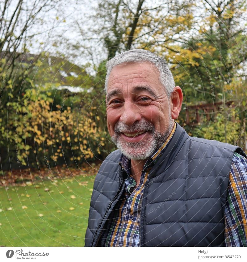 Porträt eines lachenden Senioren draußen im Garten Mensch Mann 1 Alter Lachen Freundlichkeit freundlich grauhaarig Bart Herbst 60 und älter Männlicher Senior