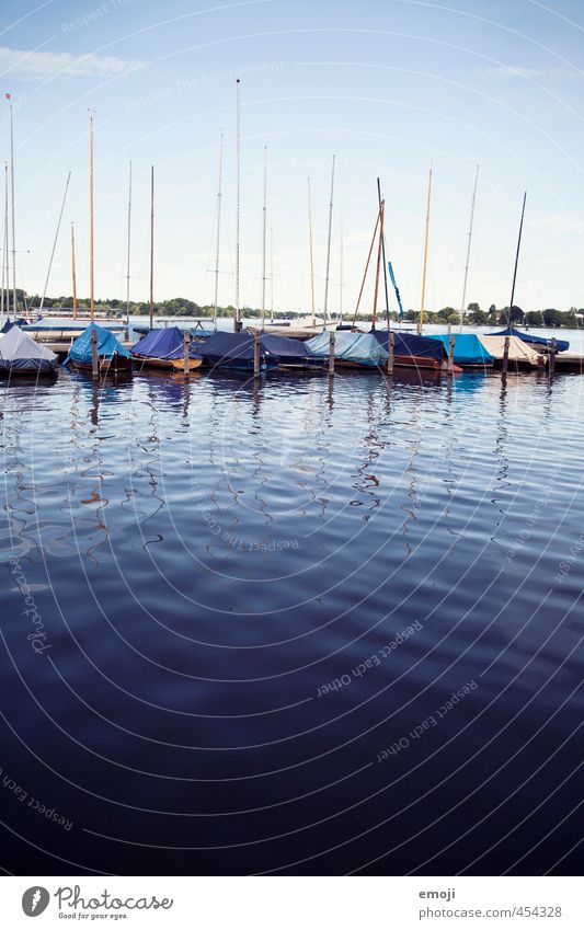 Alstersee Umwelt Natur Wasser See Fischerboot Segelboot nass natürlich blau Binnenalster Binnensee Anlegestelle Hamburg Farbfoto Außenaufnahme Menschenleer