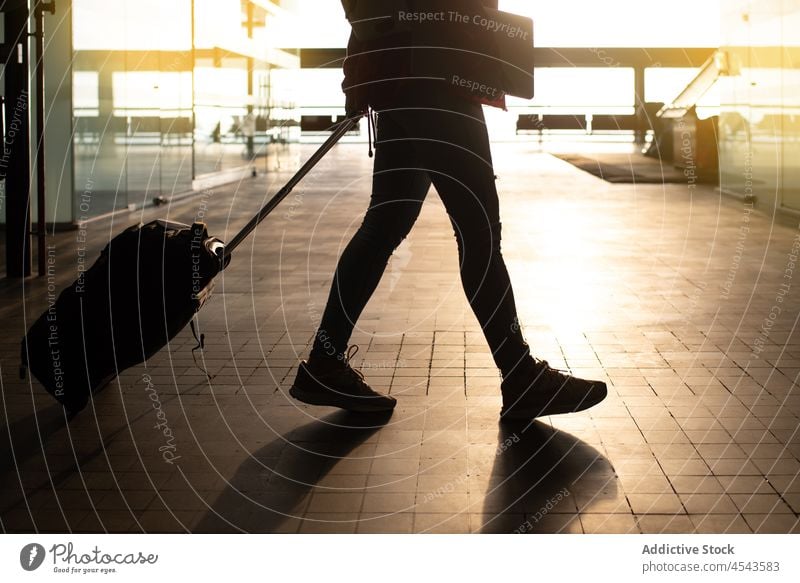 Anonymer Passagier mit Gepäck auf dem Flughafen Koffer Reisender Ausflug modern Terminal Abheben Wandelhalle Öffentlich Regie Zeitgenosse Tourist Infrastruktur