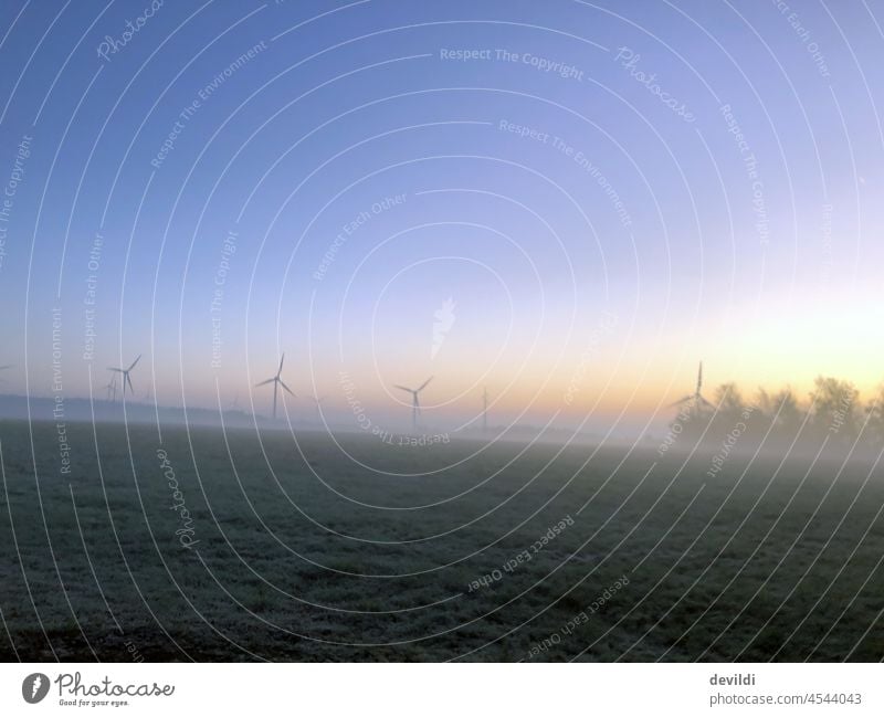 Frühnebel in der Eifel, stimmungsvoll Nebel Dunst dunstig Frühling Windrad Natur Aachen Monschau Feld Wiese Landschaft Ruhe Stille im Wald Nebelschwaden ruhig