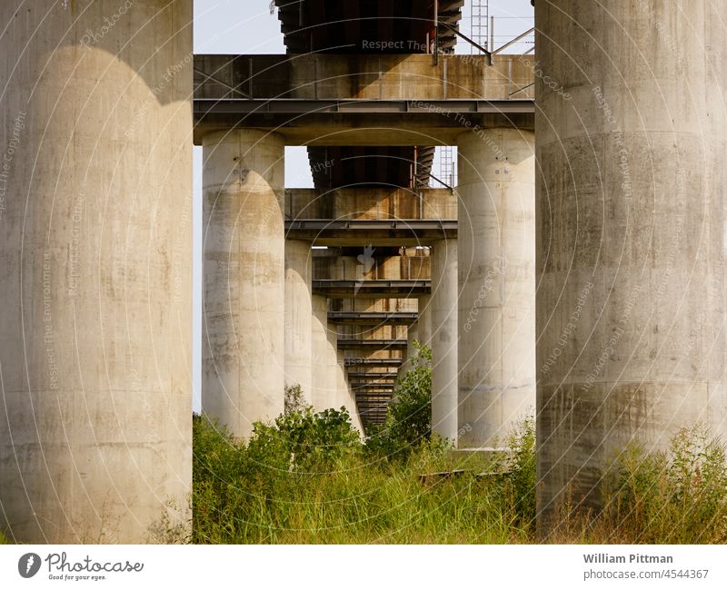 Eisenbahnbrücke Brücke Unendlichkeit Fluchtpunkt Perspektive Außenaufnahme Ferne Zentralperspektive Menschenleer Farbfoto Einsamkeit Textfreiraum oben Zug