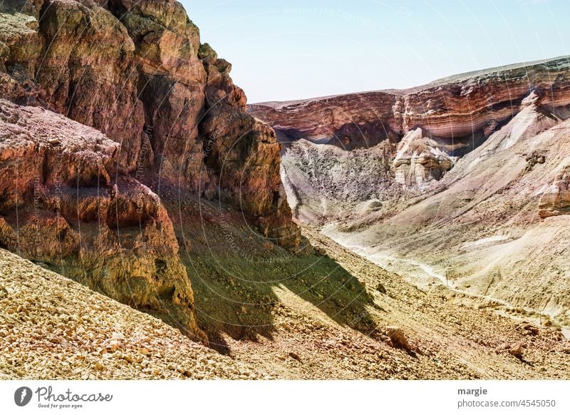 Wüste, Steinwüste, Erdschichten wüstenlandschaft Farbfoto Israel Wüstenpiste Steine Wege & Pfade Berge u. Gebirge Natur Sonne Abenteuer Klima nahost Ferne Negev