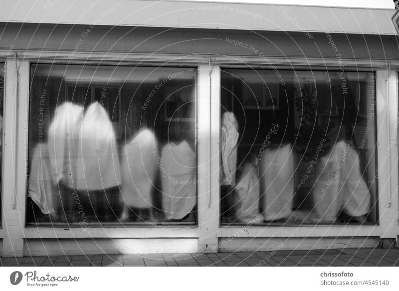 Ghostshopping  Schaufenster nach Hochwasser Fenster Puppe Mode Sonnenlicht Schwarzweiss Festbrennweite Hoffnung Konsum Schaufensterpuppe Schicksal Art Kunst