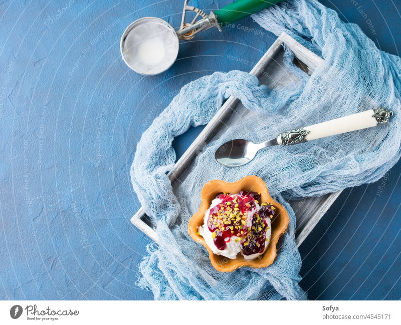 Vanilleeis-Kugeln im Waffelbecher Eis Sahne Tasse Dessert Lebensmittel Baggerlöffel süß Zapfen Molkerei lecker gefroren Hintergrund Ball kalt cremig frisch