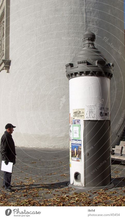 Neuigkeiten Litfaßsäule Information Werbung Plakat Mensch Säule