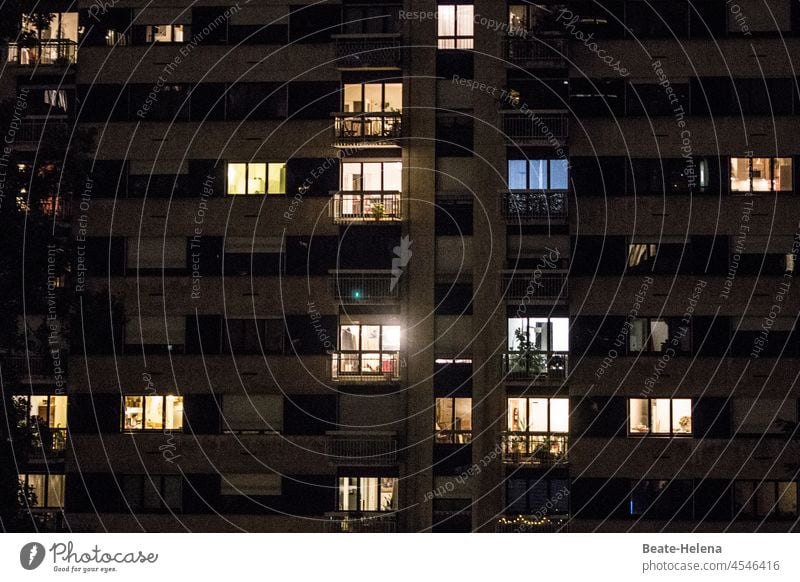 Feierabend Abend Nacht Wohnung Zuhause Licht Beleuchtung Ruhe Lampe dunkel Haus Fenster Unschärfe Dämmerung Intimität Privatleben Leben Schlaf leuchten