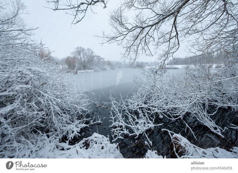 Ruhige und stille Winterlandschaft mit einem von Bäumen umrahmten See Landschaft Windstille ruhig Stimmung gerahmt Frieden Einheit Erholung Gelassenheit