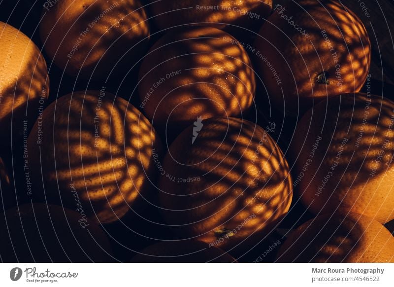 orangefarbene Früchte auf einem dunklen Tisch abstrakt Hintergrund Frühstück braun Zitrusfrüchte Nahaufnahme farbenfroh Essen zubereiten kreativ dunkel Dessert