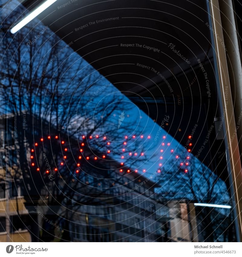 Leuchtschrift "Open" geöffnet offen open leuchtschrift Hinweis Eingang Kiosk Spiegelung Spiegelungen Fensterscheibe Einkaufen Hinweisschild