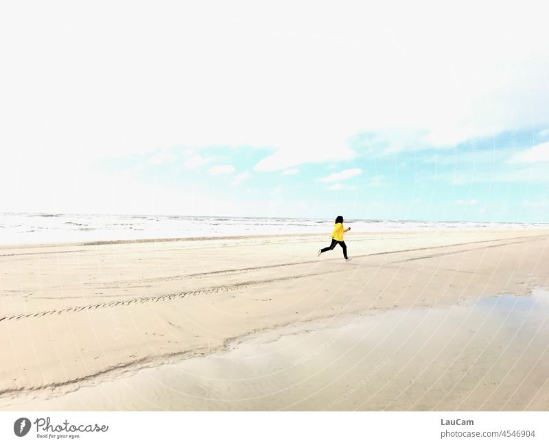 Strandlauf Meer Küste Sand laufen Freiheit Wasser Außenaufnahme Ferien & Urlaub & Reisen Farbfoto Erholung Sommerurlaub Horizont Tourismus Himmel Tag Wellen