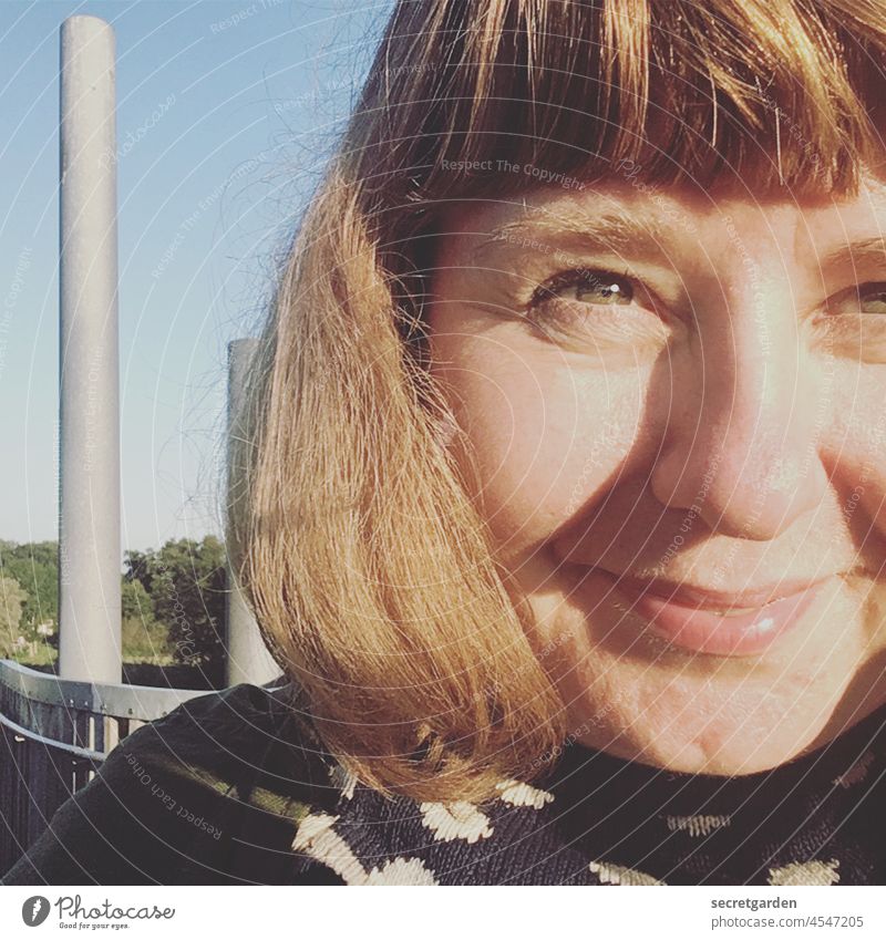 geblendet selfie sonnig Frau rothaarig Haare Lächeln positiv Selfie Glück jung heiter im Freien Freude Spass Spaß ponyfrisur Frisur Wolkenloser Himmel Pullover