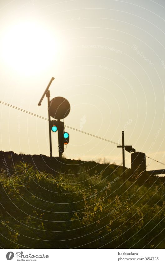 Geduld | Heimweh Umwelt Himmel Sonne Wiese Verkehrswege Ampel Schienenverkehr Bahnfahren Gleise Schilder & Markierungen Hinweisschild Warnschild Linie leuchten