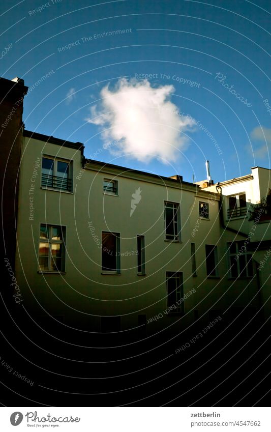 Wolke über dem Dach altbau außen brandmauer fassade fenster haus himmel himmelblau hinterhaus hinterhof innenhof innenstadt mehrfamilienhaus menschenleer