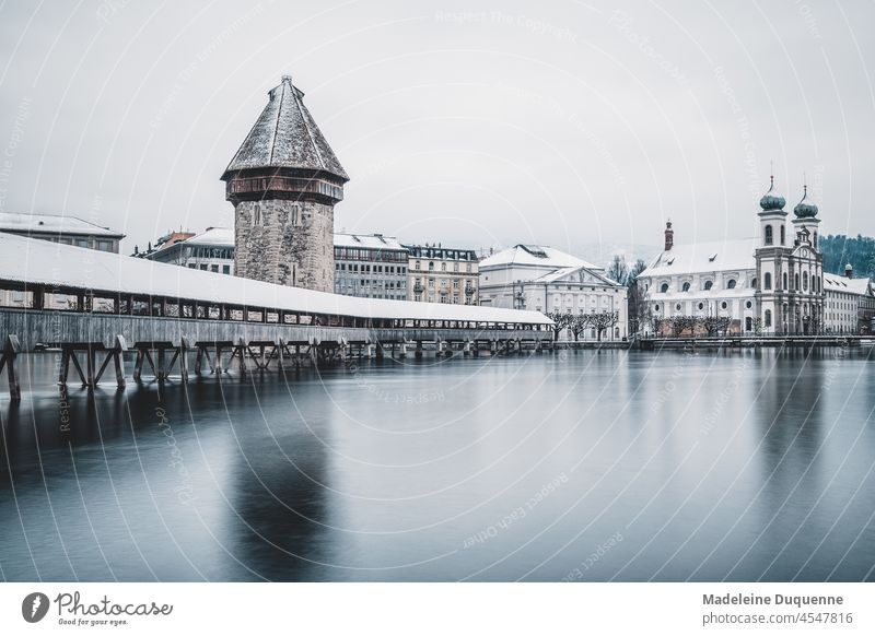 Kapellbrücke mit Wasserturm in Luzern Schweiz Europa historisch Winter Schnee Jesuitenkirche Reuss Vierwaldstätter See Turm Brücke Holzbrücke Tourismus Stadt