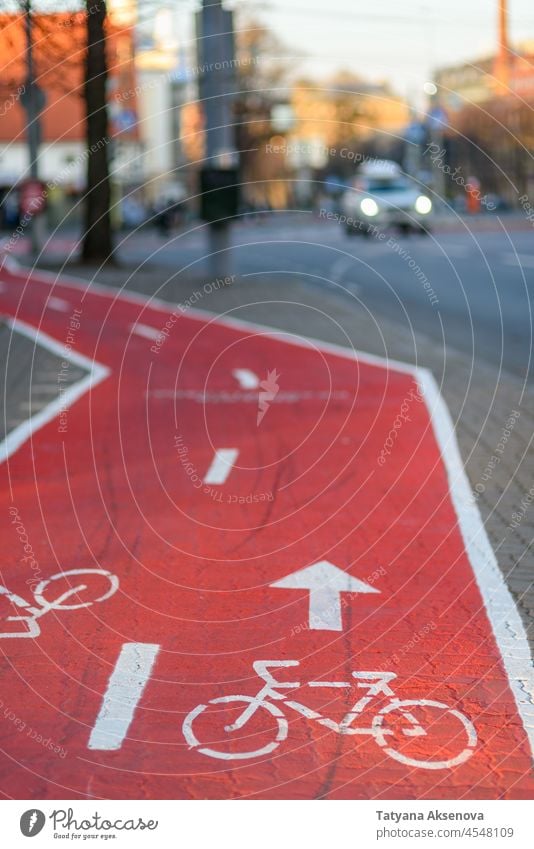 Rote Fahrradspur in Tallinn Straße Großstadt Fahrspur rot Zeichen Zyklus Markierung Verkehr Symbol Weg Sicherheit Transport Bahn Asphalt urban Regie Route