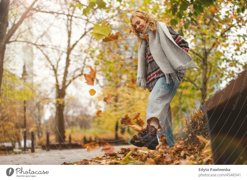 Glückliche junge Frau im Herbstpark eine Person Erwachsener schön lässig Mädchen Menschen Lifestyle urban Großstadt Straße attraktiv Stadt Porträt Jahrtausende