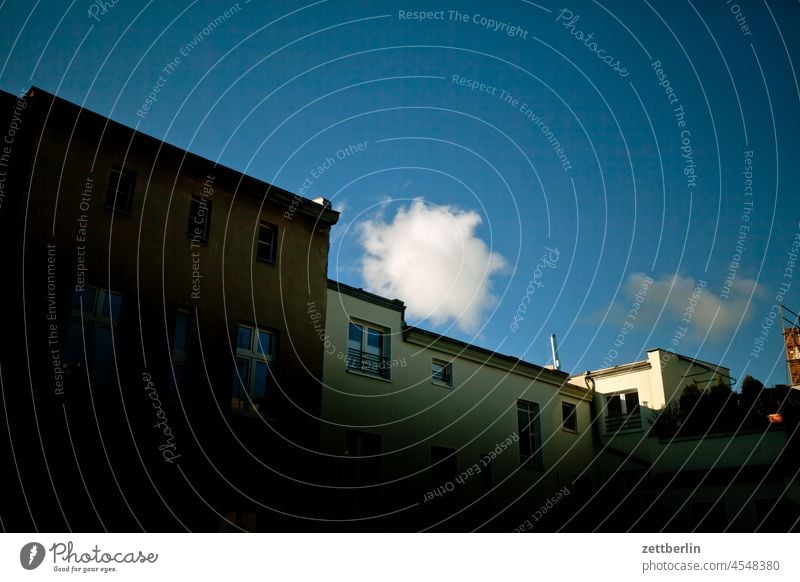 Wolke über dem Dach altbau außen brandmauer fassade fenster haus himmel himmelblau hinterhaus hinterhof innenhof innenstadt mehrfamilienhaus menschenleer