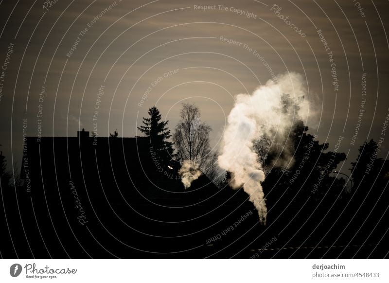 Der Winter naht. Rundherum werden die Kamine hochgefahren. Rauchwolken überdecken das Dorf und die Landschaft. Menschenleer Außenaufnahme Schornstein Haus