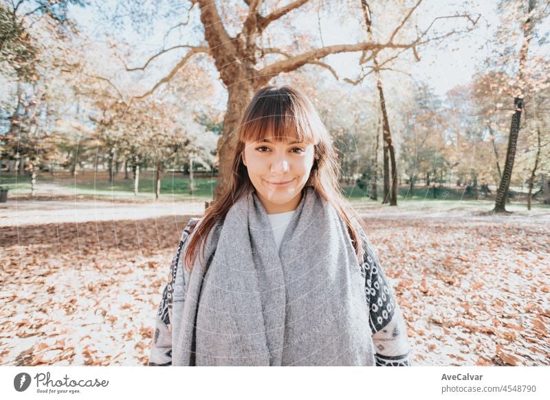 Close Up Porträt der Schönheit Mädchen mit flatternden roten Haaren genießen die Natur im Freien, im Herbst. Fliegendes blondes Haar im Wind. Brise spielt mit dem Haar des Mädchens. Schöne junge Frau Gesicht Großaufnahme