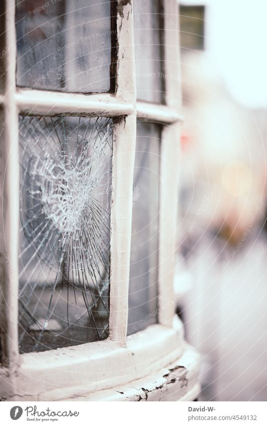 zerbrochenes Fenster Zerbrochenes Fenster Scheibe Vandalismus Zerstörung kaputt Fensterscheibe Glas Scherben gebrochen demoliert Riss