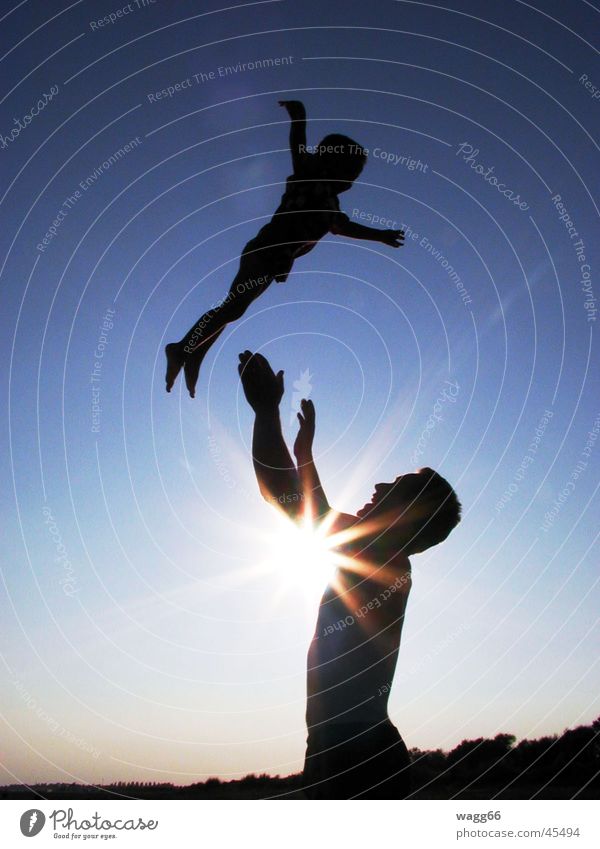 schau mich an, ich fliege! Familie & Verwandtschaft Mann Kind Sonne silouette werf Abenddämmerung