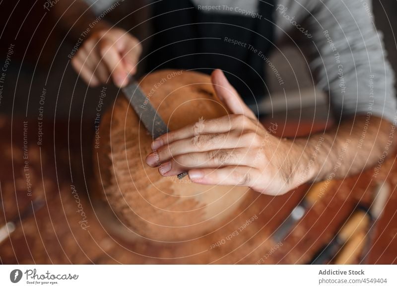 Anonymer Handwerker poliert hölzernes Detail Zimmerer polnisch raspeln Holz Tischlerarbeit Werkstatt Handarbeit Holzarbeiten Instrument Form professionell