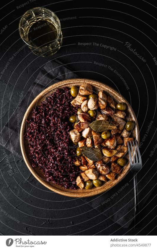 Teller mit gebratenem Truthahn mit Oliven auf dem schwarzen Tisch oliv Restaurant lecker Getränk trinken Glas geschmackvoll Lebensmittel Speise Portion Mahlzeit