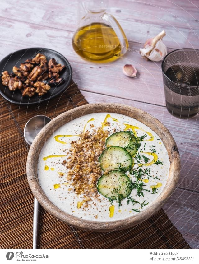 Schüssel mit Suppentarator auf den Tisch gestellt Schalen & Schüsseln Teller Lebensmittel kalt Wasser Joghurt Salatgurke Nut lecker frisch Tradition Walnussholz