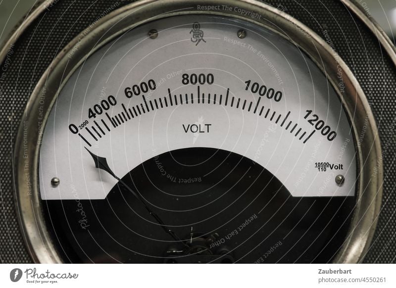 Messinstrument für Volt, Spannung, Elektrizität Hochspannung Mittelspannung Energie Metall elektrisch Zeiger Skala rund Glas Energiewende Strom Hochleistung