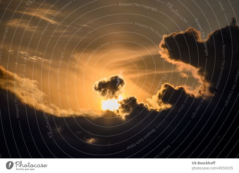 Dunkle Wolken ziehen in der Abendsonne bedrohlich vor die Sonne Unwetter Sonnenstrahlen Horizont Kontrast Außenaufnahme Gewitterwolken Natur Schatten Licht