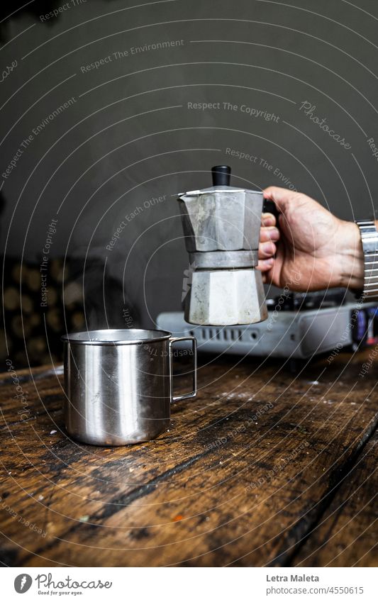 heißer Kaffee in der Kabine Kaffeepause Kaffeetasse Kaffeetisch Kaffeebecher Kaffeezeit Holzhütte Holztisch Waldboden hölzern natürlich Kaffeetrinken