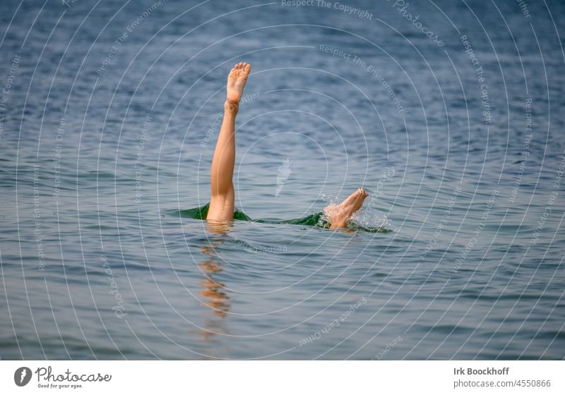 Spaß beim Baden - Handstand unter Wasser Mensch Farbfoto Außenaufnahme Lebensfreude Textfreiraum unten Textfreiraum oben Fröhlichkeit Ostsee Jugendliche tauchen