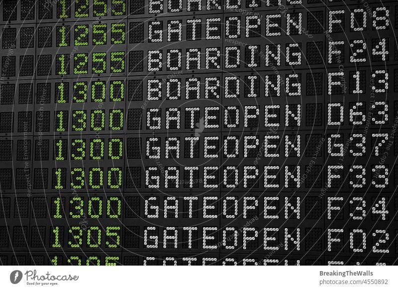 Fluginformationstafel am Flughafen Information Panel Schreibtisch Ausflugsziel Großstadt mittelgroß Ankündigung Zeitplan Abheben Ankunft Holzplatte Briefe