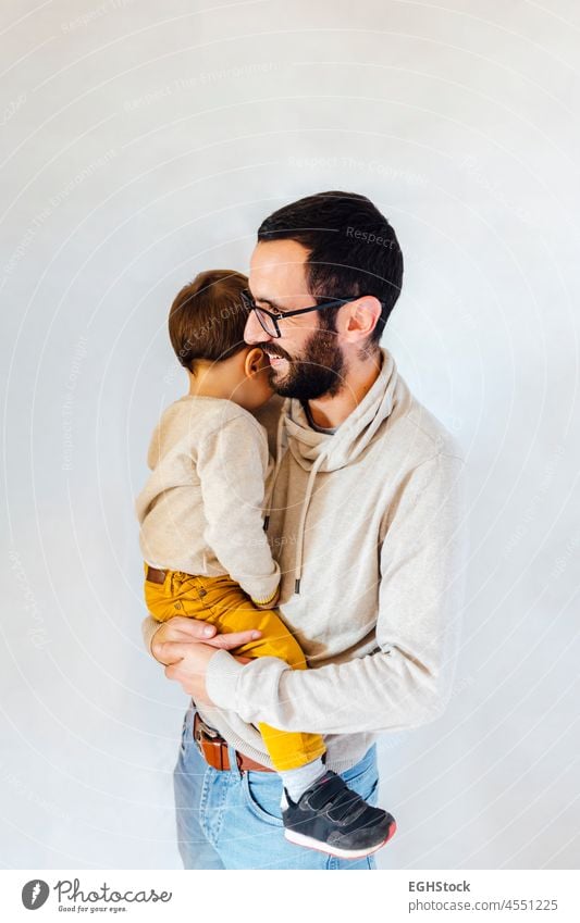 Junger Vater mit seinem Sohn in den Armen auf weißem Hintergrund. Vater und Baby Konzept. Beteiligung Papa Latein Glück Mann vereinzelt bezaubernd hispanisch