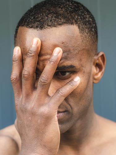 porträt eines jungen oben-ohne-fit-afrikanischen männlichen modells Afro-Look Afrikanisch Amerikaner Mann Ausdruck ohne Hemd oben ohne Hände muskulös Emotion