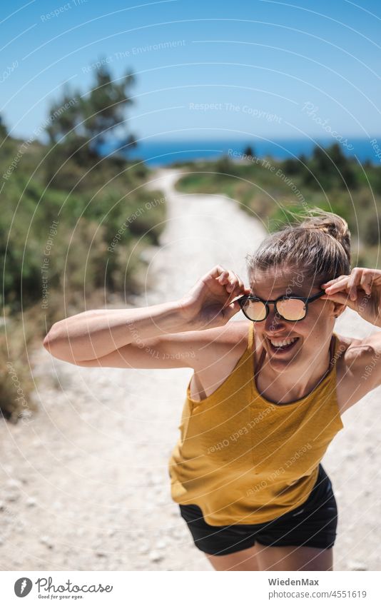 Verrückte junge Frau mit Sonnenbrille im Urlaub Sonnenlicht Sommer Freude Spaß haben verrückt August Hitze Trockenheit