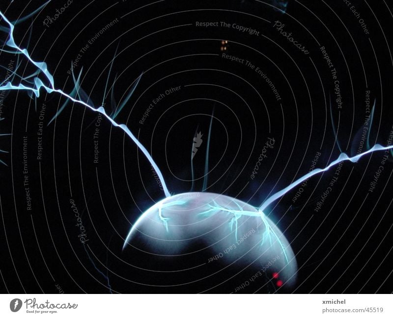 Stromkugel Elektrizität Blitze Hintergrundbild schwarz Schwarzlicht Licht Makroaufnahme Nahaufnahme Energiewirtschaft Wattenmeer Kugel Wildtier akt des stromes
