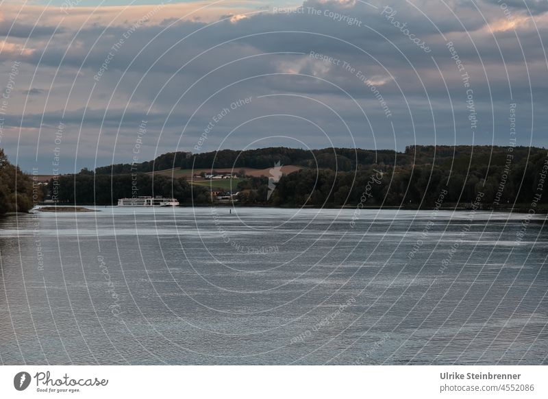 Donaudampfschifffahrt - Ausflugsschiff auf der Donau bei Ybbs Fluss Schifffahrt Donauschifffahrt Wasserfahrzeug Ferien & Urlaub & Reisen Tourismus Bootsfahrt