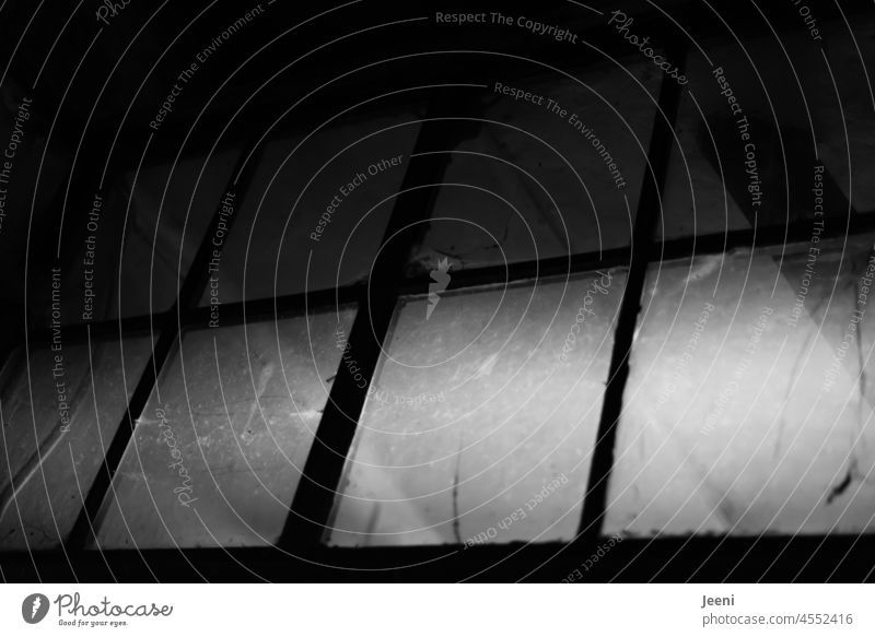 Lichteinfall durch ein altes Fenster in einem verlassenen Gebäude Fensterscheibe dreckig Schatten dunkel Verfall Wandel & Veränderung Lichtschein verfallen