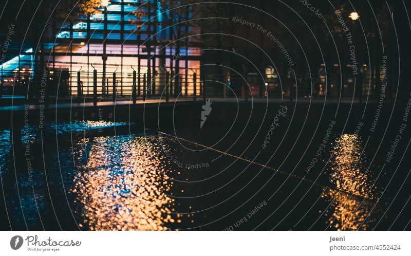 Abendliche Beleuchtung am Potsdamer Platz Beleuchtet Licht künstliches Licht Schein schimmern leuchten Straße gehweg Wasser Nacht dunkel Straßenbeleuchtung