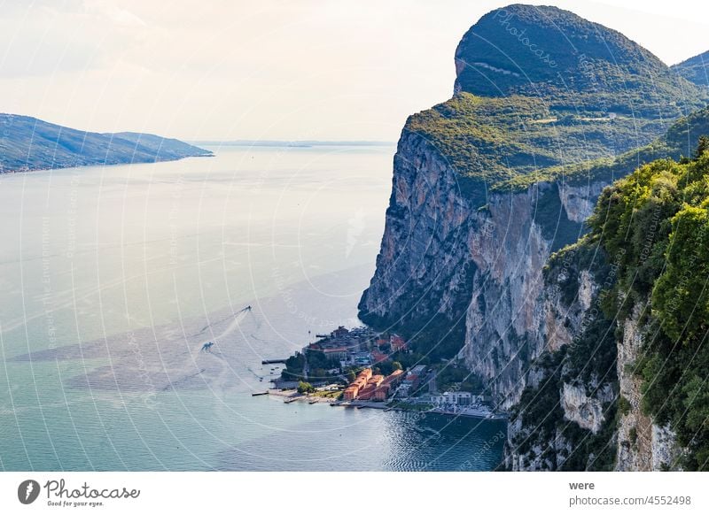 Blick auf den Gardasee von Tremosine aus Gardesana Straße Feiertag italienische Stadt Italien mediterran Erholung Ansicht Textfreiraum Feiertage Italienisch See