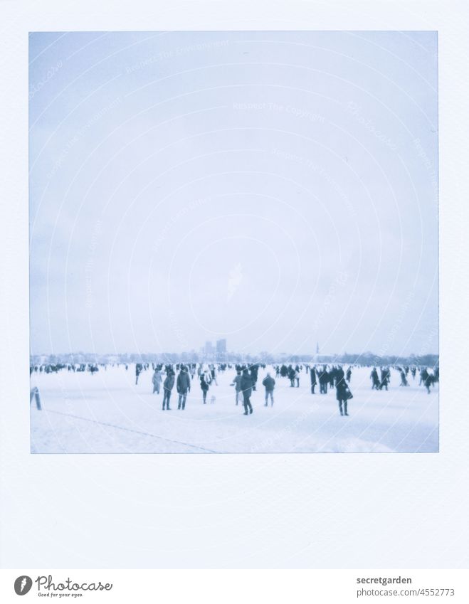 Winterwonderland Alster Hamburg kalt Polaroid analog Menschenmenge blau weiss kahl Eis zugefroren Eisdecke Himmel Wolken Wintertag Winterurlaub Winterstimmung