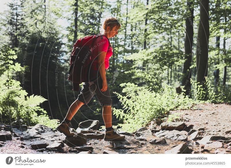 Frau mit Rucksack wandert in den Bergen, verbringt Sommerurlaub in der Nähe der Natur Abenteuer Ausflug reisen wandern Urlaub Trekking aktiv Reise